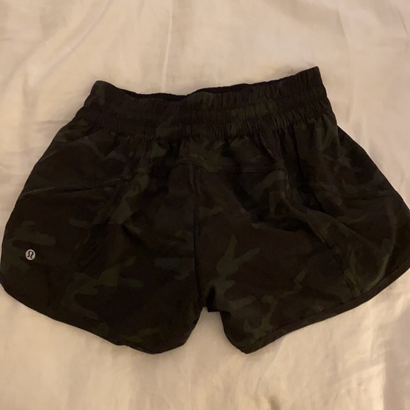 4 inch tracker v short in camo. Liner defect and the inside liner is backwards - Picture 2 of 2